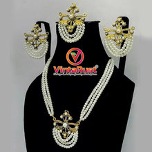 Load image into Gallery viewer, Neutral Color Pearls With Brass Motif Jewelry Set
