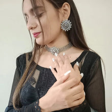 Load image into Gallery viewer, Silver Floral Design Jewelry Set
