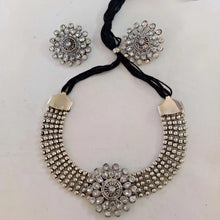 Load image into Gallery viewer, Silver Floral Design Jewelry Set
