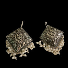 Load image into Gallery viewer, Silver Tone Earrings With Small Pearls
