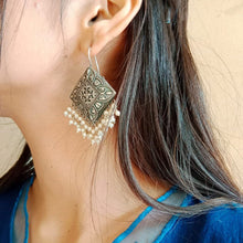 Load image into Gallery viewer, Silver Tone Earrings With Small Pearls