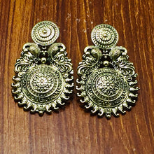 Load image into Gallery viewer, Vintage Massive Golden Tone Tribal Earrings