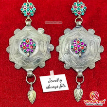 Load image into Gallery viewer, Vintage Massive Tribal Golden Tone Dangle Earrings