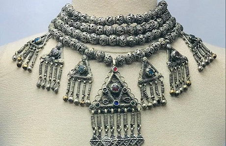 How to Incorporate Vintage Jewelry into Your Style