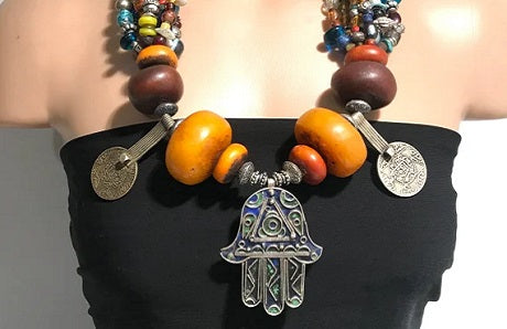 Guide to the Pieces of Moroccan jewelry known as Khamsa and Fibula.