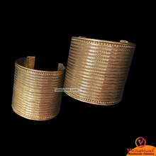 Load image into Gallery viewer, Golden Adjustable Antique Color Handcuff
