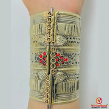 Load image into Gallery viewer, Handmade Red Stone Kuchi Handcuff Bracelet
