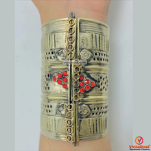 Load image into Gallery viewer, Handmade Red Stone Kuchi Handcuff Bracelet
