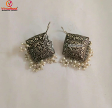 Load image into Gallery viewer, Silver Tone Small Pearls Earrings
