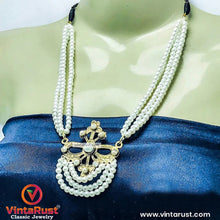 Load image into Gallery viewer, Neutral Color Pearls With Brass Motif Jewelry Set
