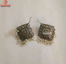 Load image into Gallery viewer, Silver Tone Small Pearls Earrings
