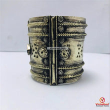 Load image into Gallery viewer, Gypsy Kuchi Bracelet With Glass Stones
