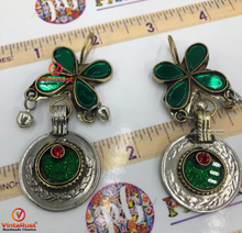 Load image into Gallery viewer, Green flower Glass Stone Earrings
