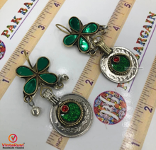 Load image into Gallery viewer, Green flower Glass Stone Earrings
