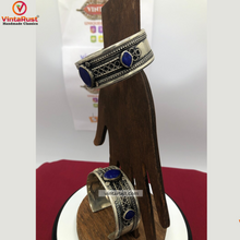 Load image into Gallery viewer, Vintage Tribal Bracelet With Turquoise Stone
