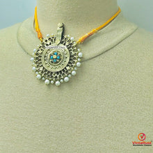 Load image into Gallery viewer, Pearls And Golden Big Motif Jewelry Set
