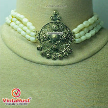 Load image into Gallery viewer, Handmade Beaded Jewelry Set With Golden Metal Motif
