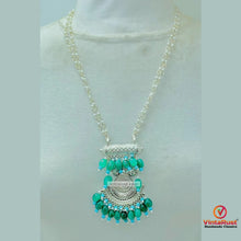 Load image into Gallery viewer, Oxidized Silver Jewelry Set With Green Stones
