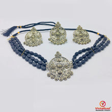 Load image into Gallery viewer, Handmade Beaded Jewelry Set With Golden Metal Motif
