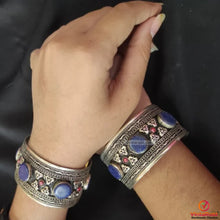Load image into Gallery viewer, Ethnic Stone Ring and Set Of Two Cuff
