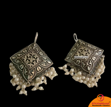 Load image into Gallery viewer, Silver Tone Small Pearls Earrings
