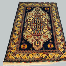 Load image into Gallery viewer, Artisan Weave Traditional Rug
