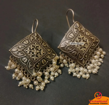 Load image into Gallery viewer, Silver Tone Small Pearls Earrings
