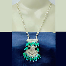 Load image into Gallery viewer, Oxidized Silver Jewelry Set With Green Stones
