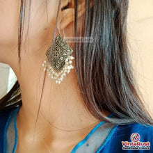 Load image into Gallery viewer, Silver Tone Small Pearls Earrings
