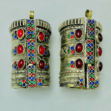 Load image into Gallery viewer, Vintage Boho Massive Cuff With Glass Stones
