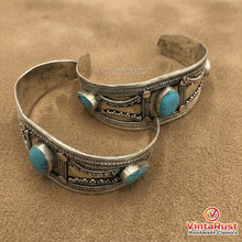 Load image into Gallery viewer, Vintage Tribal Bracelet With Turquoise Stone
