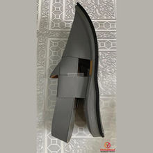 Load image into Gallery viewer, Grey Leather Kaptaan Chappal

