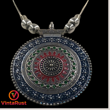 Load image into Gallery viewer, Vintage Large Pendant Necklace With Chain
