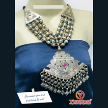 Load image into Gallery viewer, Vintage Beaded Necklace With Pendant

