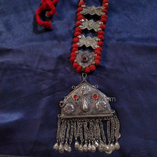 Load image into Gallery viewer, Tribal Pendant Necklace With Tassels
