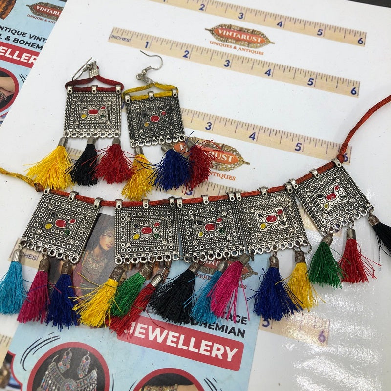 Jewelry Set With Multicolor Dangling Tassels