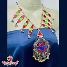 Load image into Gallery viewer, Red and Green Glass Stones Pendant Necklace

