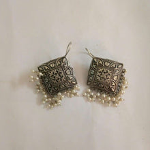 Load image into Gallery viewer, Silver Tone Earrings With Small Pearls
