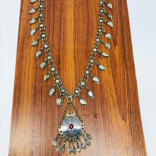 Load image into Gallery viewer, Turkman Pendant Necklace With Leaf Metal Frill
