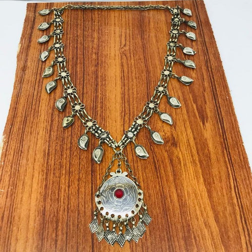 Turkman Pendant Necklace With Leaf Metal Frill