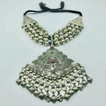 Load image into Gallery viewer, Vintage Beaded Necklace With Pendant
